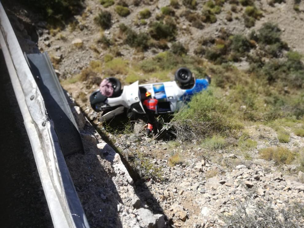 El coche siniestrado se precipitó por un barranco.