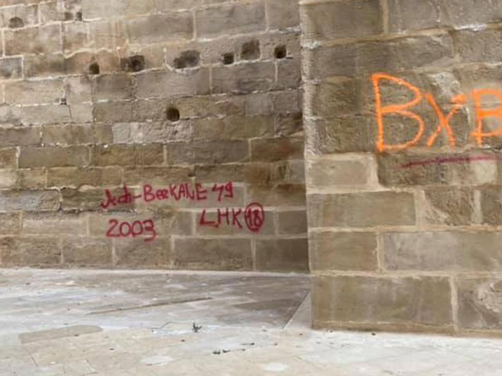 Pintadas en la Torre Gótica de Alcañiz.