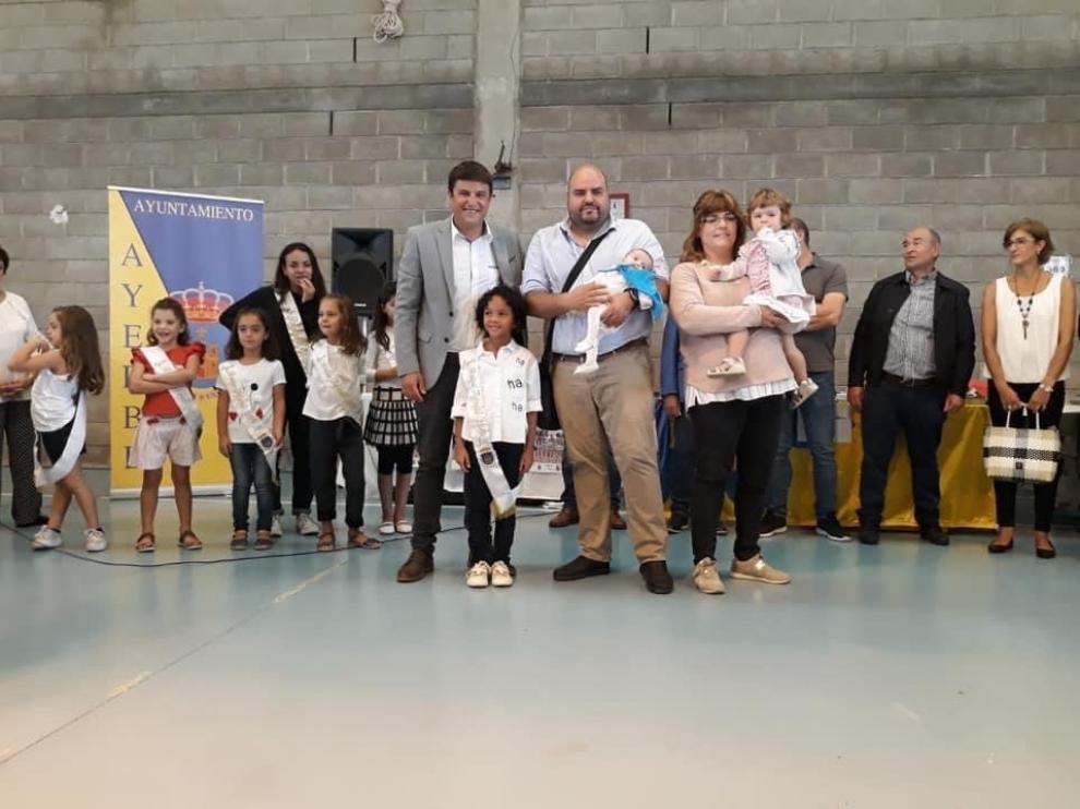 El alcalde de Ayerbe, Antonio Biescas, en el homenaje a los bebés con la puesta de la pañoleta durante la última Feria de Alternativas Rurales del Pirineo.