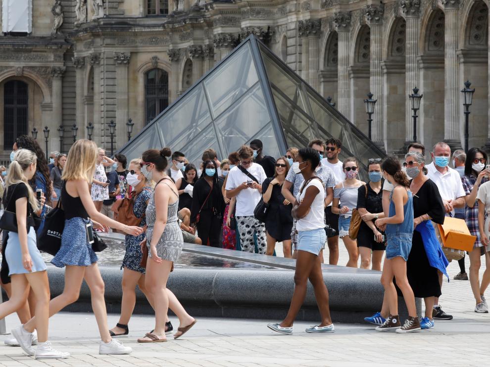 La entrada del museo del Louvre de París, abarrotada este jueves