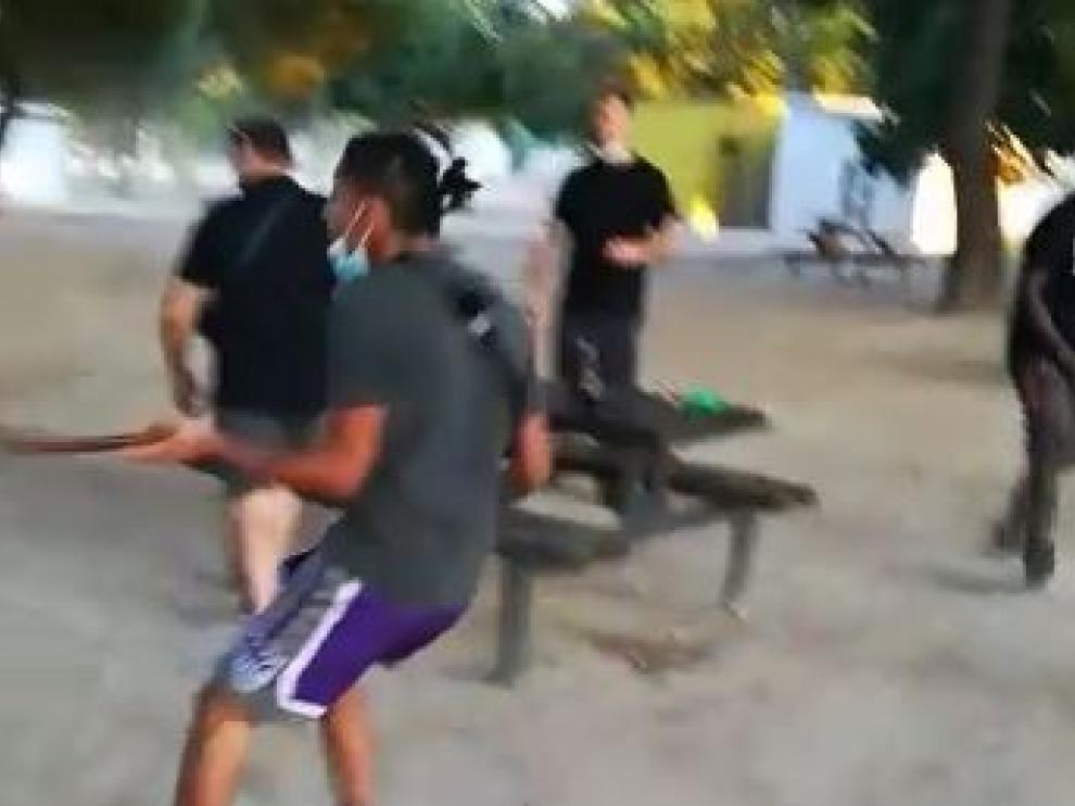 Momento de la pelea en el parque