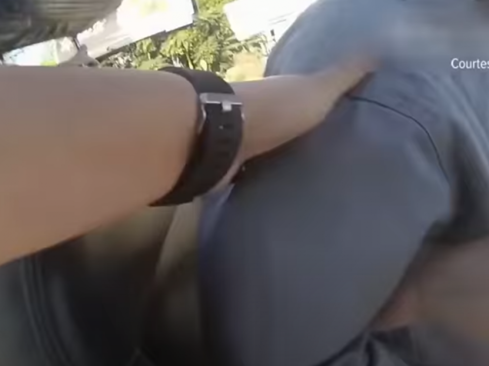 Momento en el que la agente tira al hombre al suelo para evitar su atropello