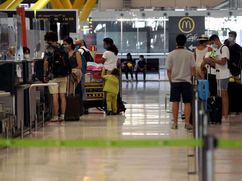 Pasajeros facturando en la terminal T1 del aeropuerto de Madrid-Barajas Adolfo Suárez, en Madrid el pasado 27 de julio.