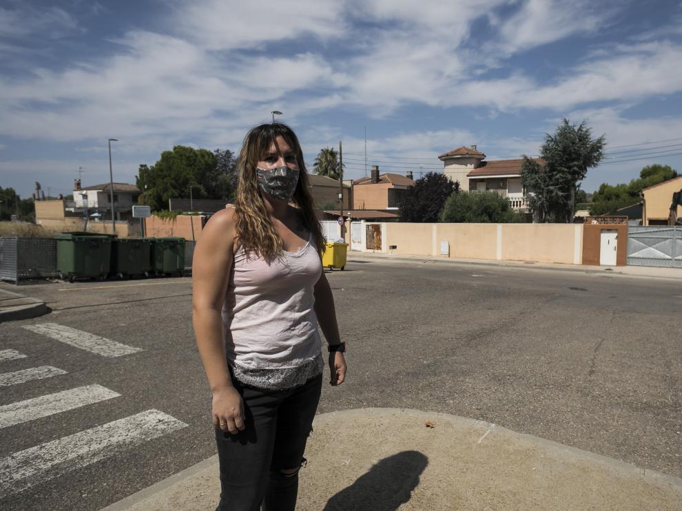Noelia, vecina de Cadrete, delante de un chalé okupado situado junto a su casa.
