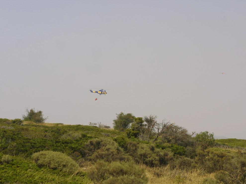 Imagen de archivo de un helicóptero apagando un incendio en la Sierra de Albarracín.