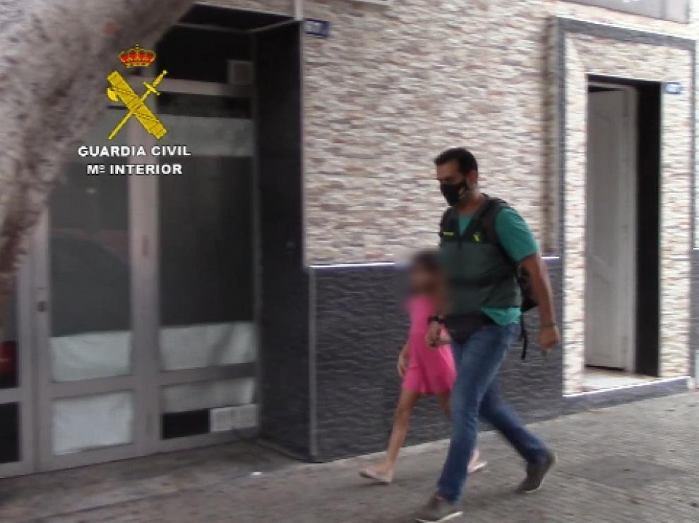 Momento del traslado de la niña por parte de la Guardia Civil