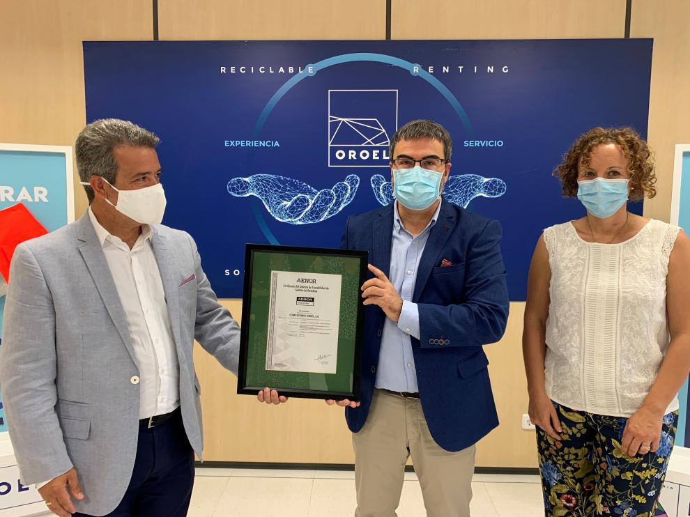 Ángel Luis Sánchez, Felipe Blanco y Gloria Julián. El directivo de Aenor, con el director general y la responsable de Calidad y Medio Ambiente de Confecciones Aenor.