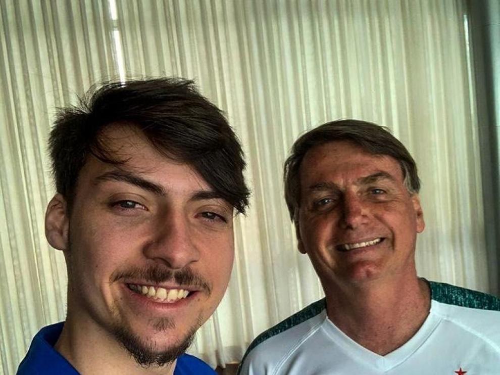 Renan Bolsonaro junto a su padre