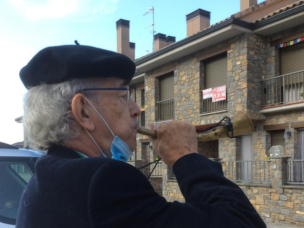 José Luis Mur Vidaller, voceando el pregón en las calles de Labuerda.