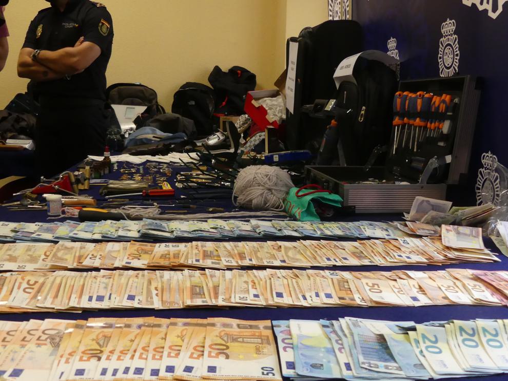 La Policía encontró en el piso donde estaban alojados numerosas joyas, efectos de valor y más de 16.000 euros en efectivo.
