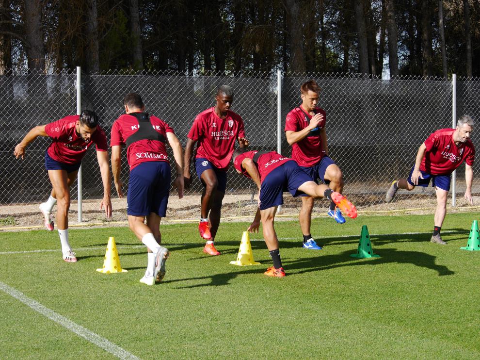 Los jugadores de la SD Huesca, durante la sesión matinal de este lunes.