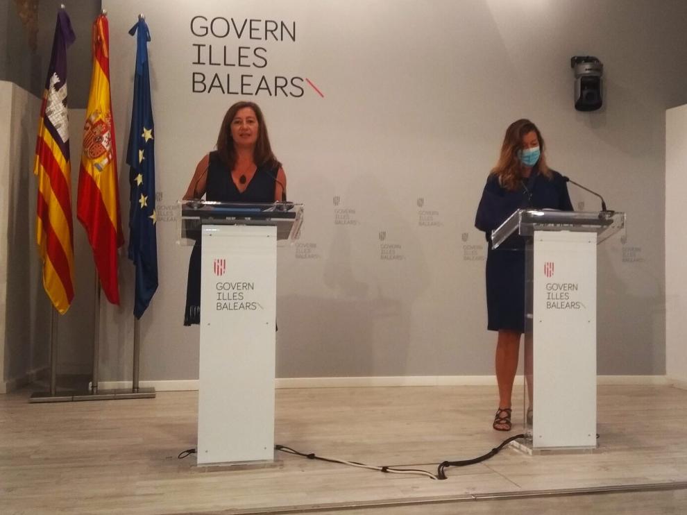 La presidenta del Gobierno balear, Francina Armengol, y la consejera de Salud, Patricia Gómez, este lunes en Palma de Mallorca.