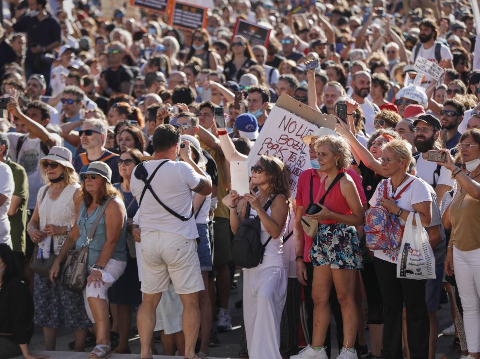 Manifestación contra el uso obligatorio de mascarillas en la plaza de Colón de Madrid, el domingo.