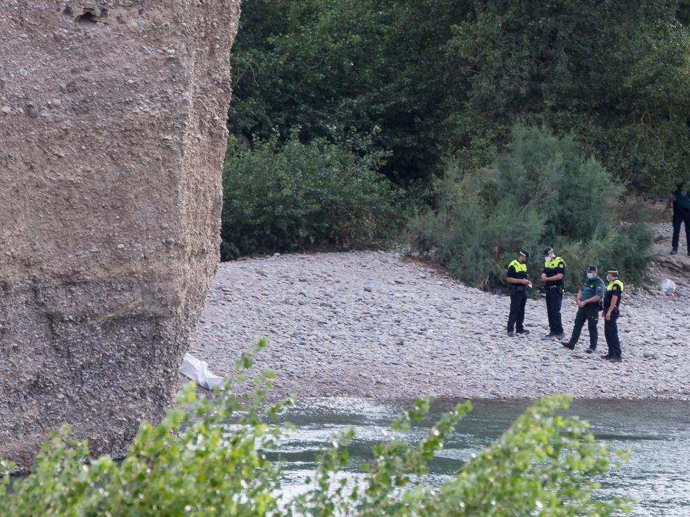 Policía y Guardia Civil tras hallar el cuerpo del último ahogado en la Peña del Cuervo.