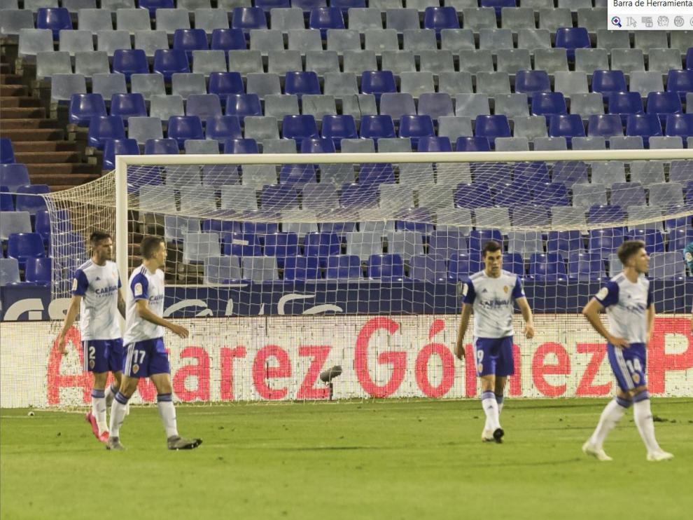 Los jugadores del Real Zaragoza, desolados tras encajar el 0-1 que clasificó al Elche a falta de solo 9 minutos.