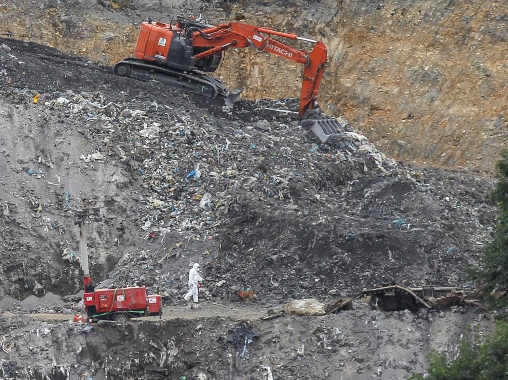 Búsqueda de los dos desaparecidos en el derrumbe hace seis meses en el vertedero de Zaldíbar.