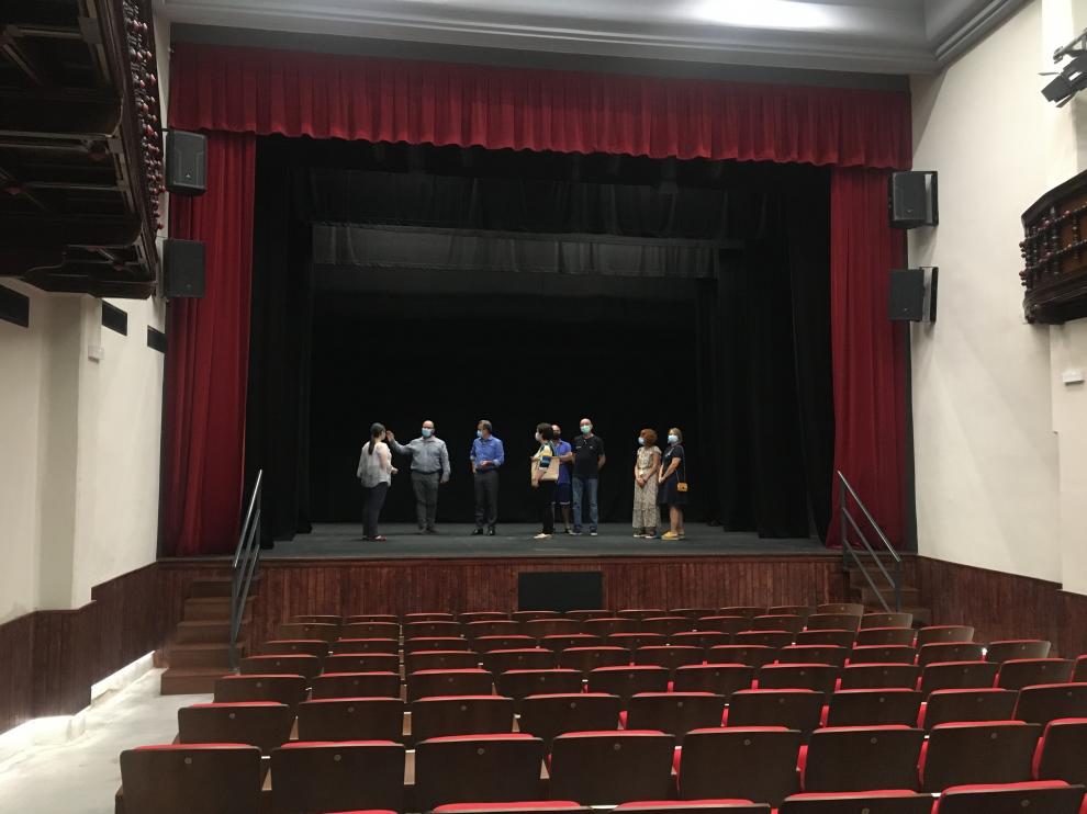 El presidente de la DPZ en el interior del Cine Olimpia de Cariñena.