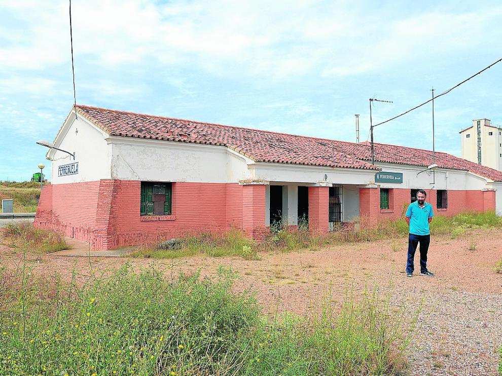Óscar Gracia, alcalde de Ferreruela de Huerva, frente a la estación de ferrocarril.