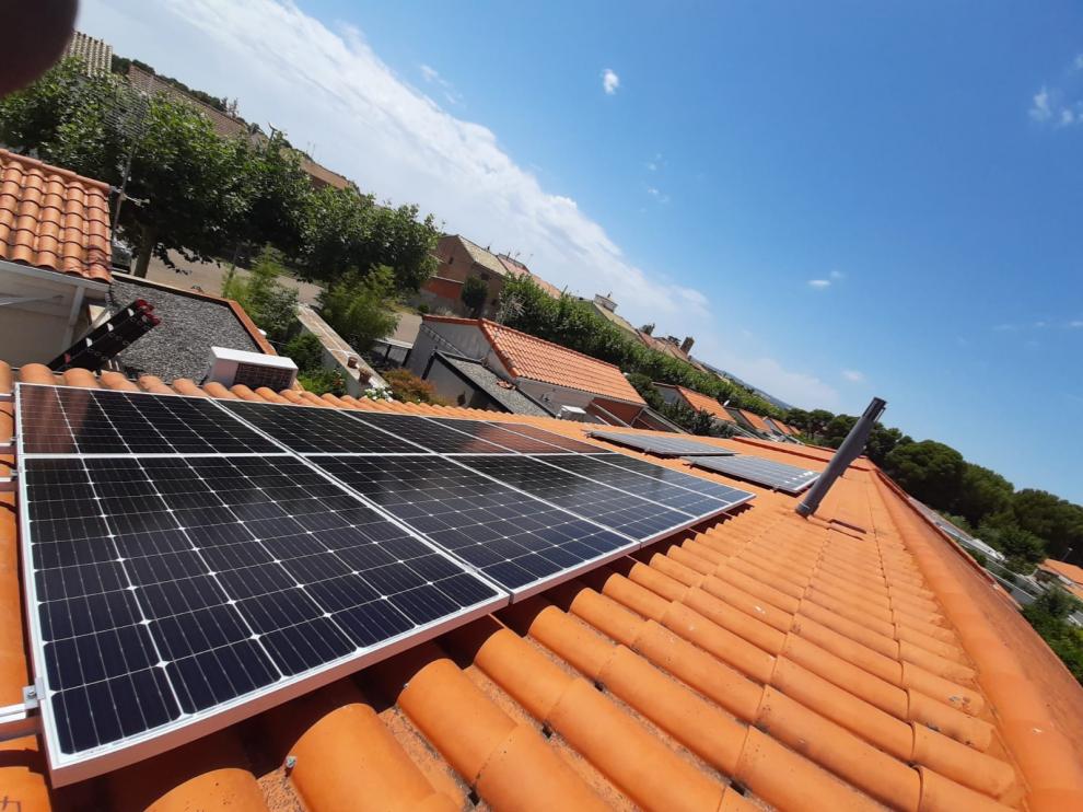 Las placas solares generan una energía limpia y más económica.