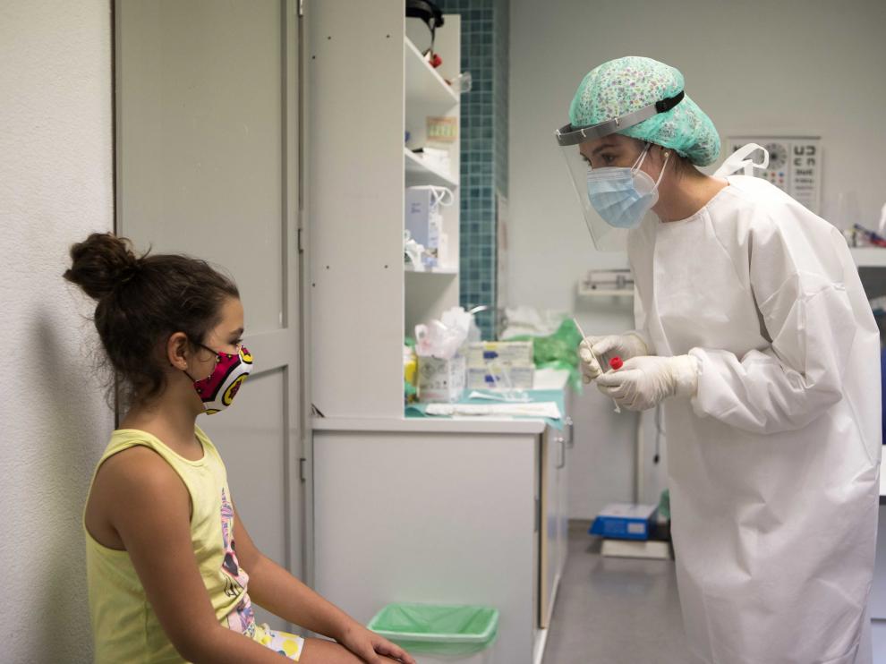 Una niña se somete a una prueba PCRen el centro de salud San José de Zaragoza.