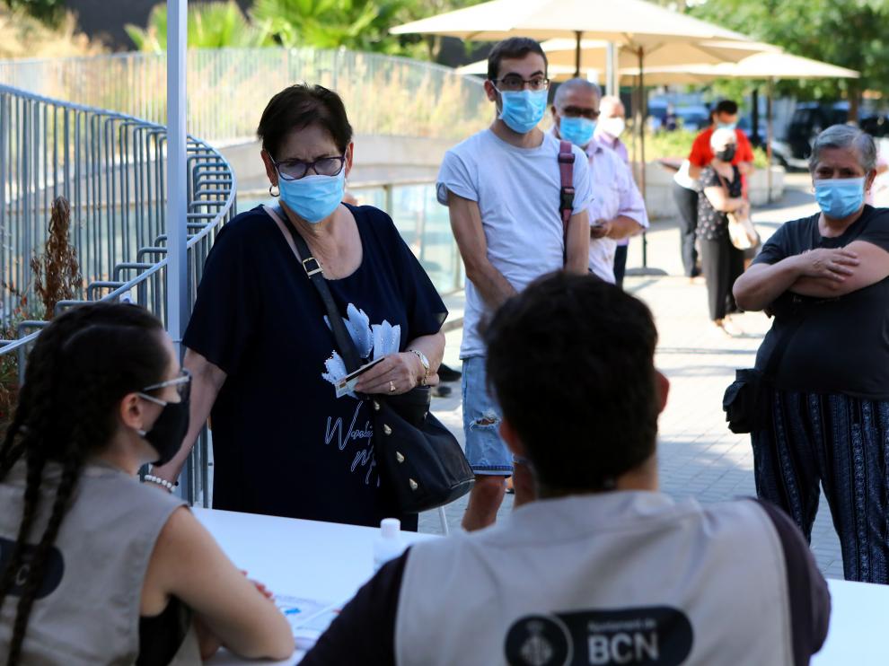 Varias personas se hacen el test PCR en Barcelona, el pasado sábado.