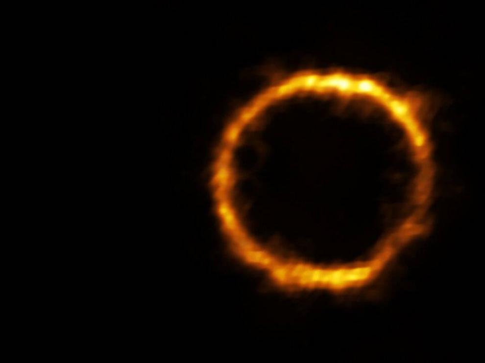 La galaxia SPT0418-47 se ha observado gracias a una lente gravitacional de otra próxima, y puede verse como un anillo de luz casi perfecto.