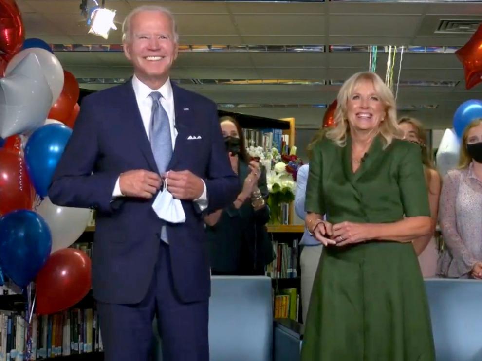 Joe Biden junto a su mujer en la convención demócrata