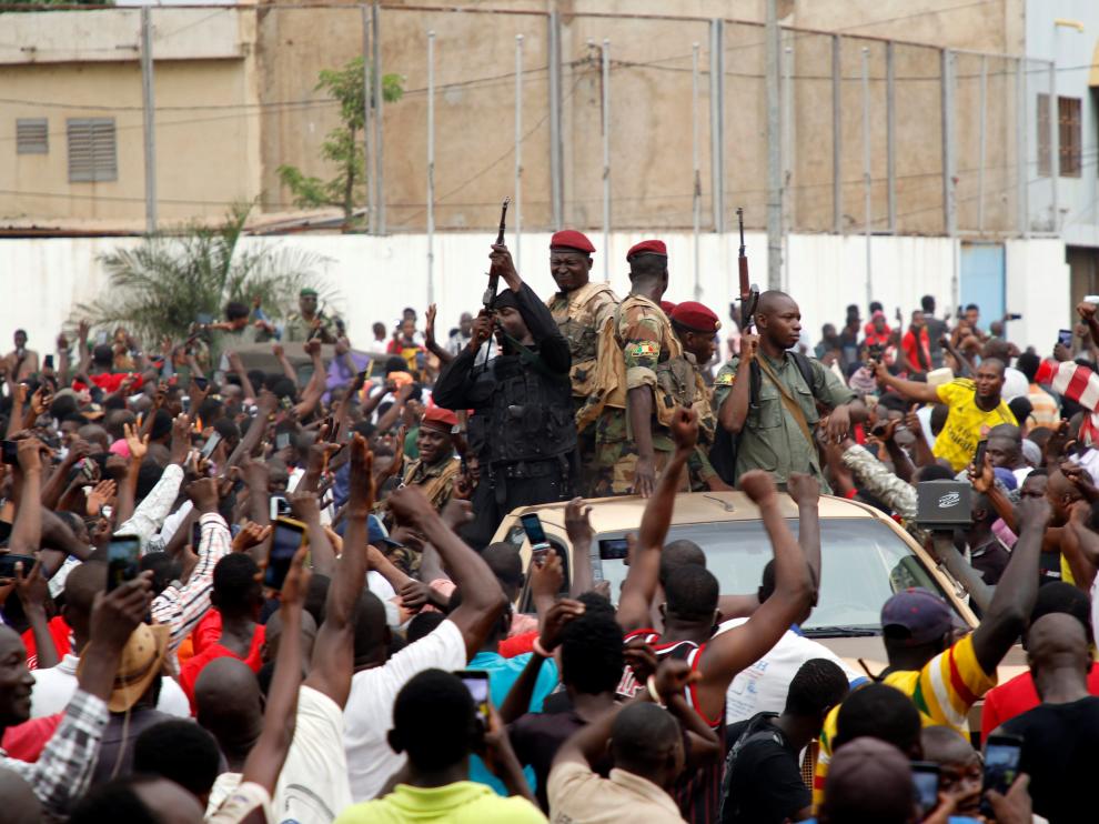 Militares malienses en la plaza de la Independencia de Bamako, la capital de Mali