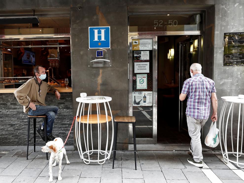 Una persona consume su cigarro en el exterior de un bar en Pamplona, este martes.
