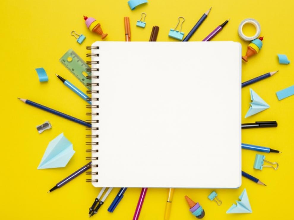 Con papeles de colores, recortes de revistas o periódicos se pueden decorar los cuadernos escolares.