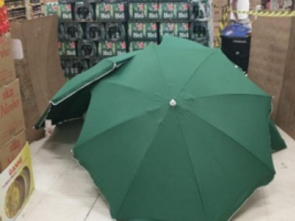 El trabajador fallecido fue tapado con sombrillas.