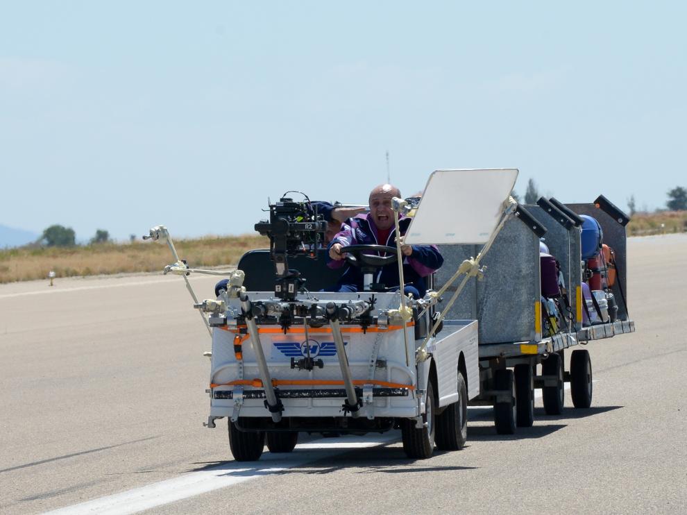 José Mota y Pepe Viyuela en pleno rodaje de 'García y García' en el aeropuerto de Teruel.