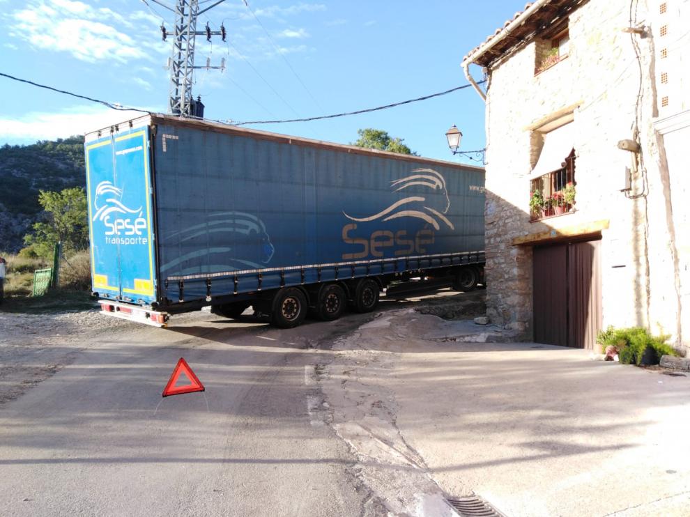 Uno de los dos camiones, atrancado en la calle de acceso a Montoro.