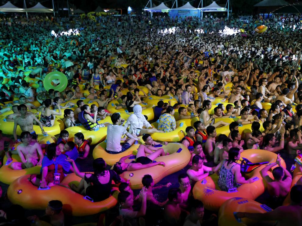 Macrofiesta en un parque acuático de Wuhan