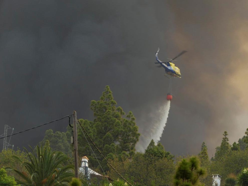 Labores de extinción del incendio en La Palma.