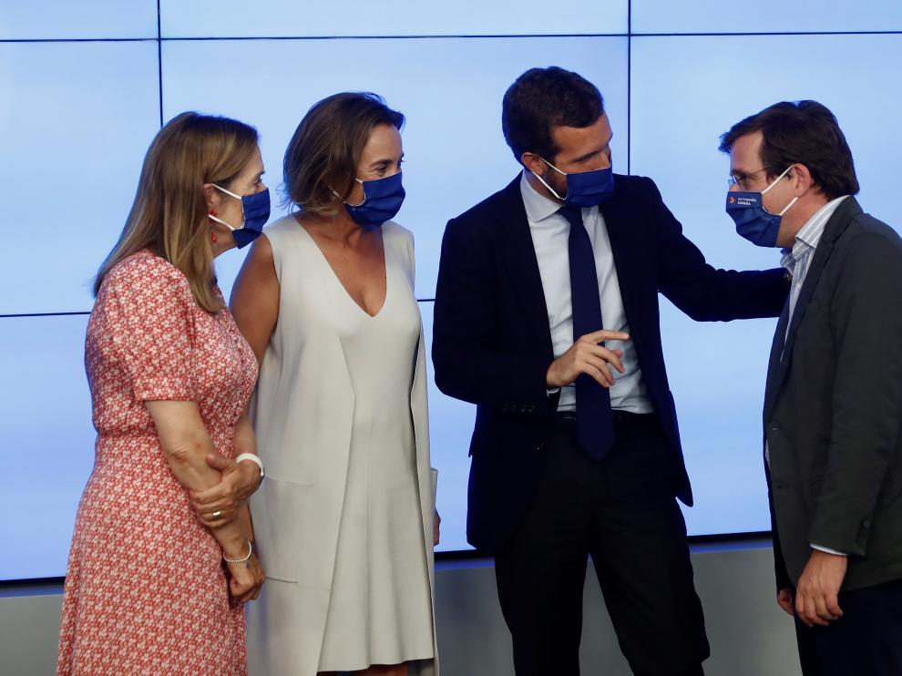 Pablo Casado conversa con José Luis Martínez-Almeida, Cuca Gamarra y Ana Pastor en la Junta Directiva Nacional del PP este jueves.