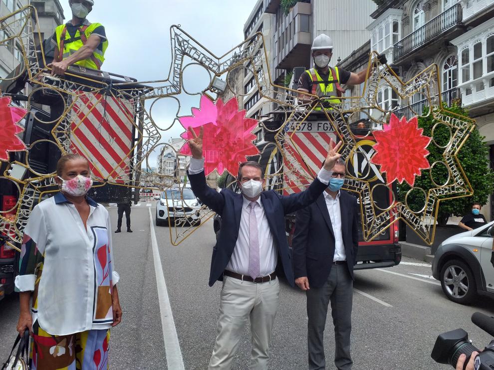 El alcalde de Vigo, Abel Caballero, inaugura los trabajos de instalación del alumbrado navideño.