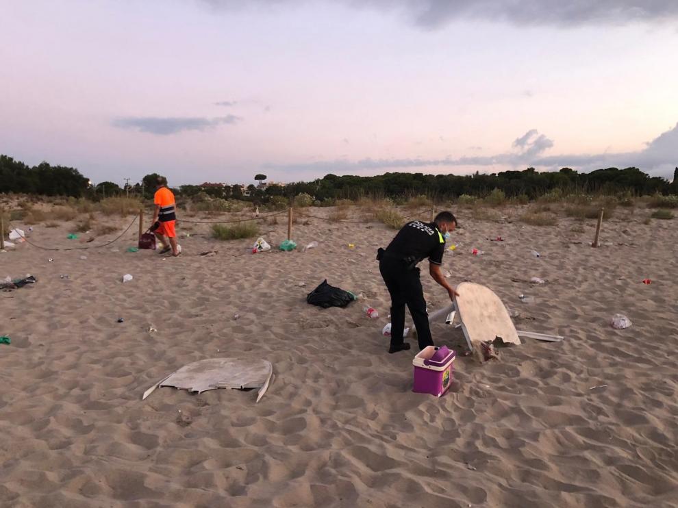 Disuelven un botellón de unos 50 jóvenes en la playa de Torredembarra.