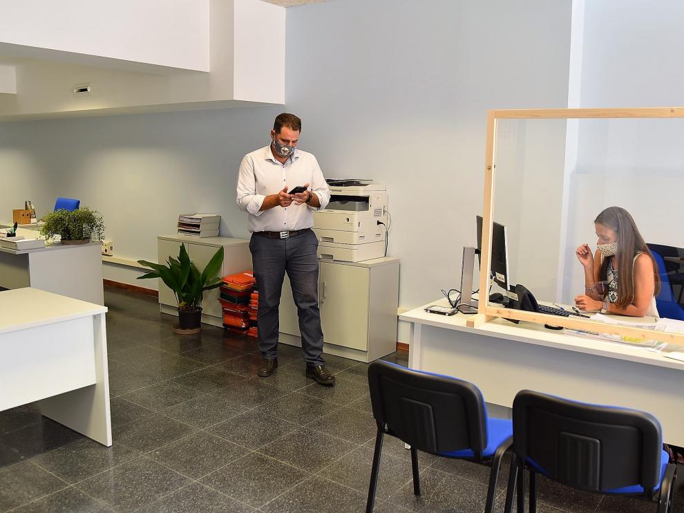 Empleados municipales en la oficina del ARRU, en la plazo López Allué de Huesca.