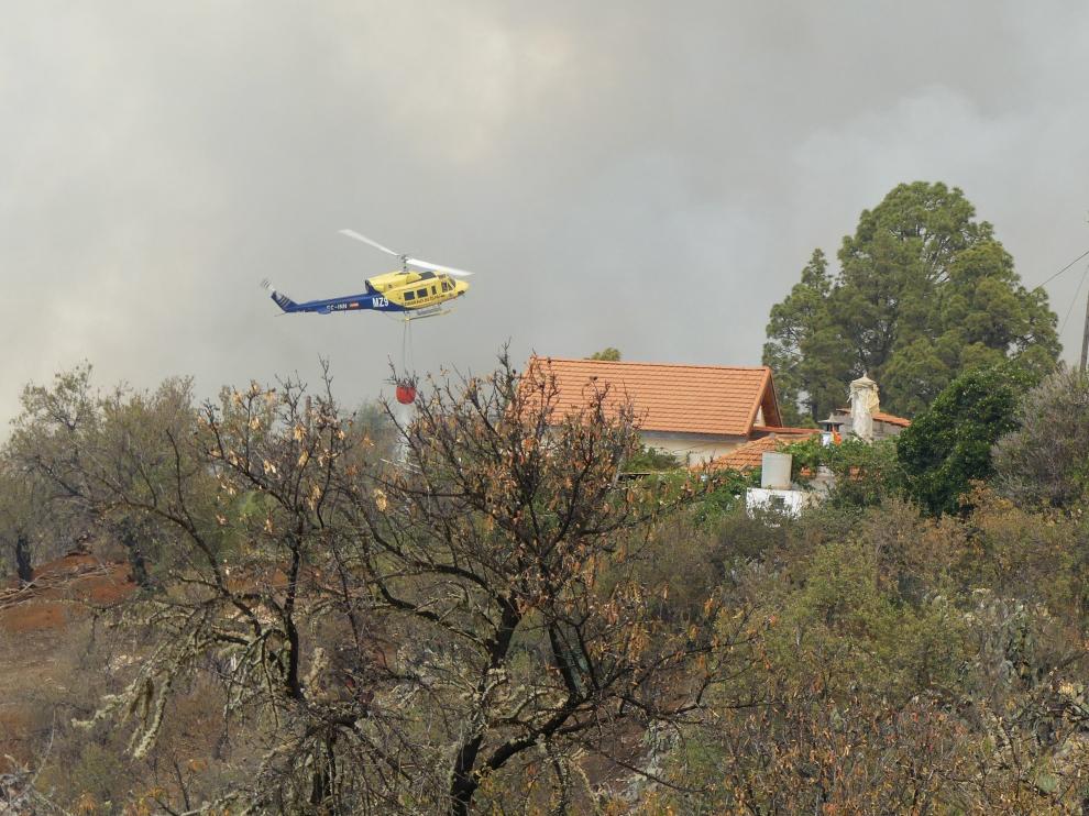 Un helicóptero durante las labores de extinción del incendio forestal en Garafía, el sábado.