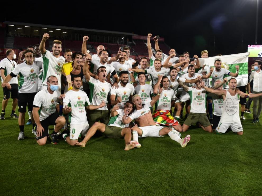 Dani Calvo, en primera línea, con la bandera de Huesca. Junto a él, Escriche.