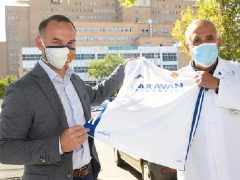 Cristian Lapetra hace entrega de una camiseta del Real Zaragoza al director del Hospital Universitario Miguel Servet, Juan Ramón Portillo del Olmo.