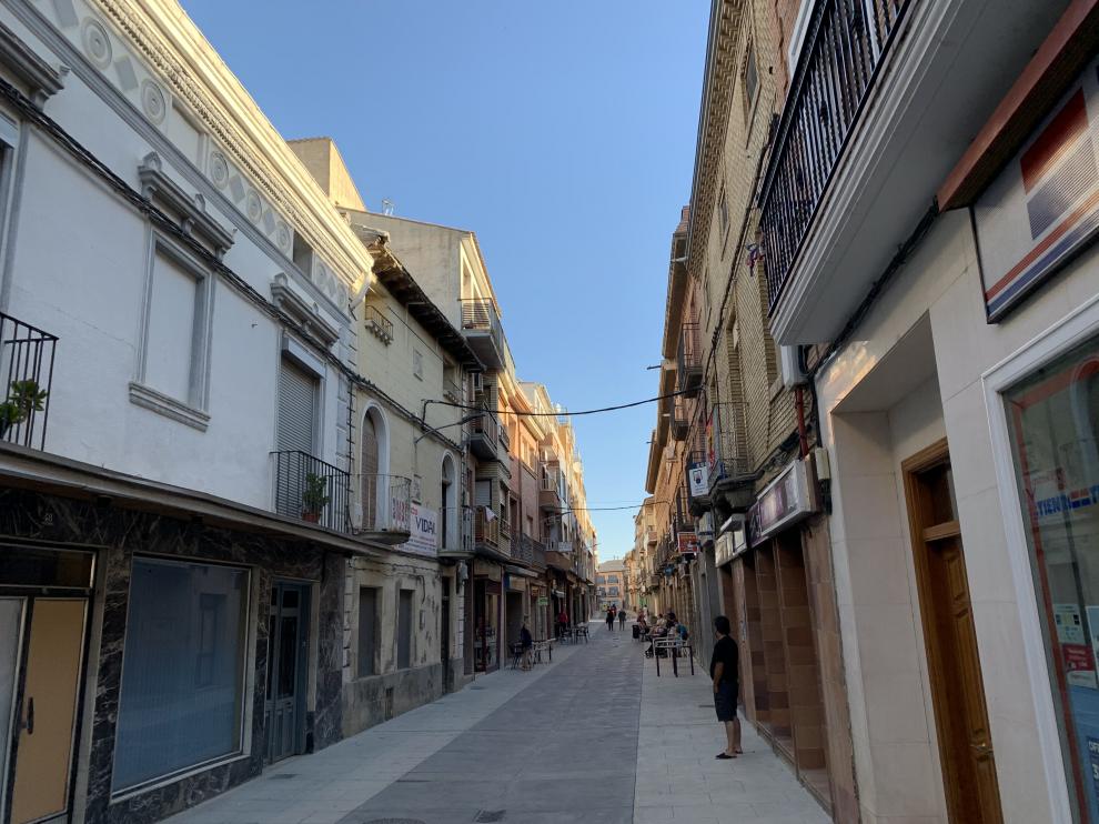 Aspecto actual de la calle Mayor de Zuera, tras las obras de peatonalización.