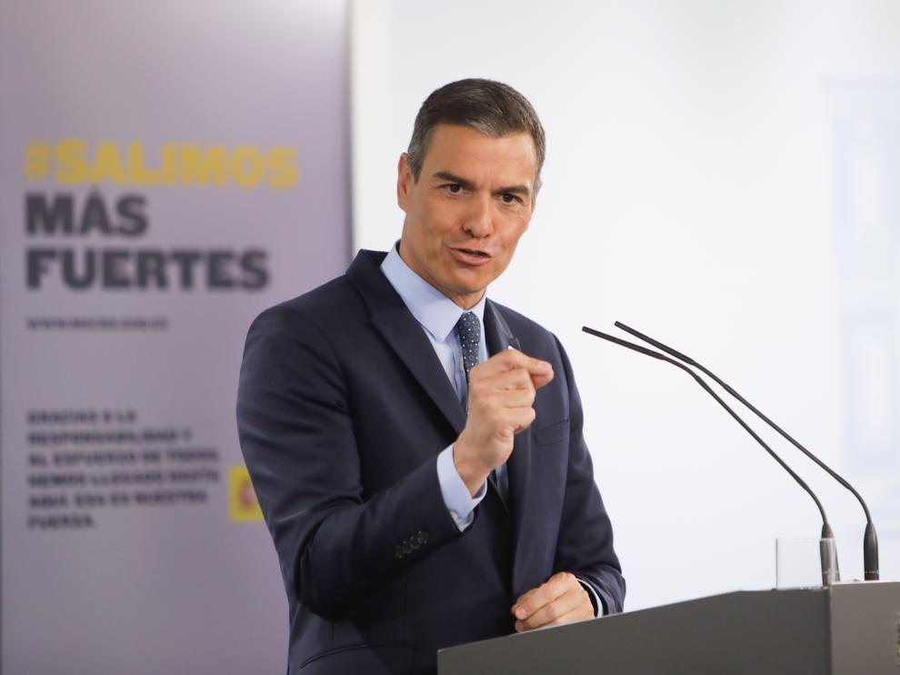 Pedro Sánchez compareció junto al lema 'Salimos más fuertes'.
