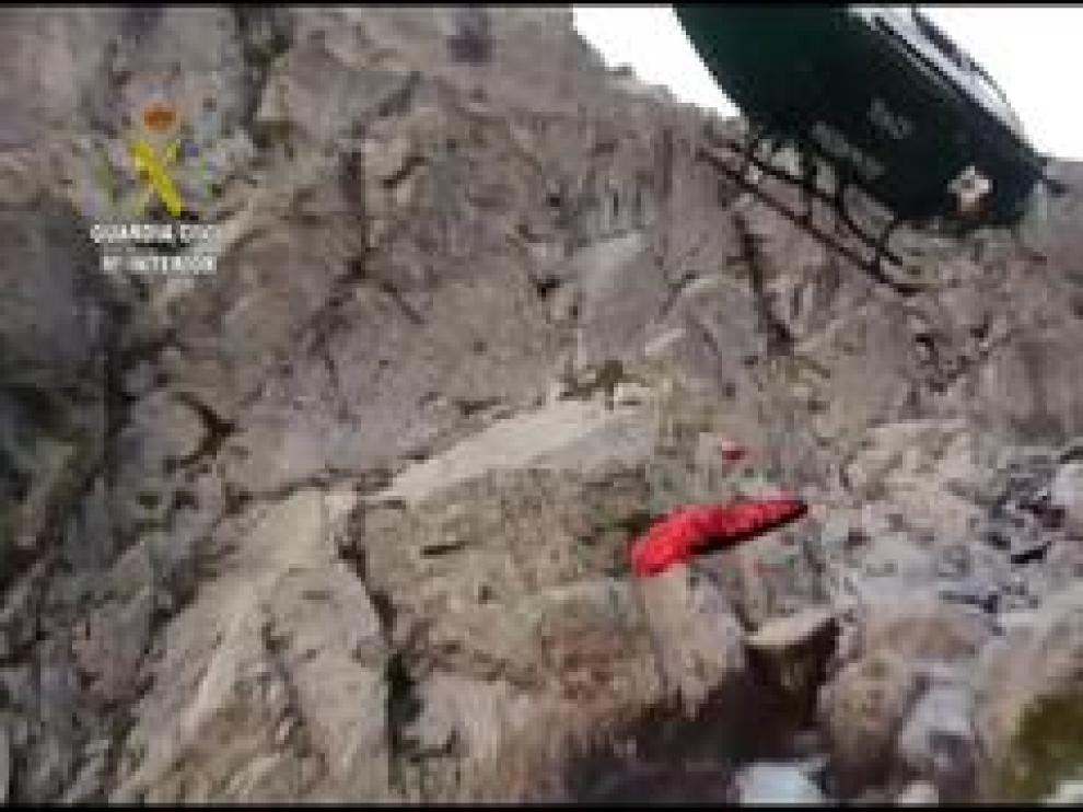 Una montañera que pasaba por allí dio aviso de que había un cuerpo en la zona de Majada Alta de Argualas. Fue rescatado por la Guardia Civil y se trata de un varón de 64 años vecino de la capital oscense.