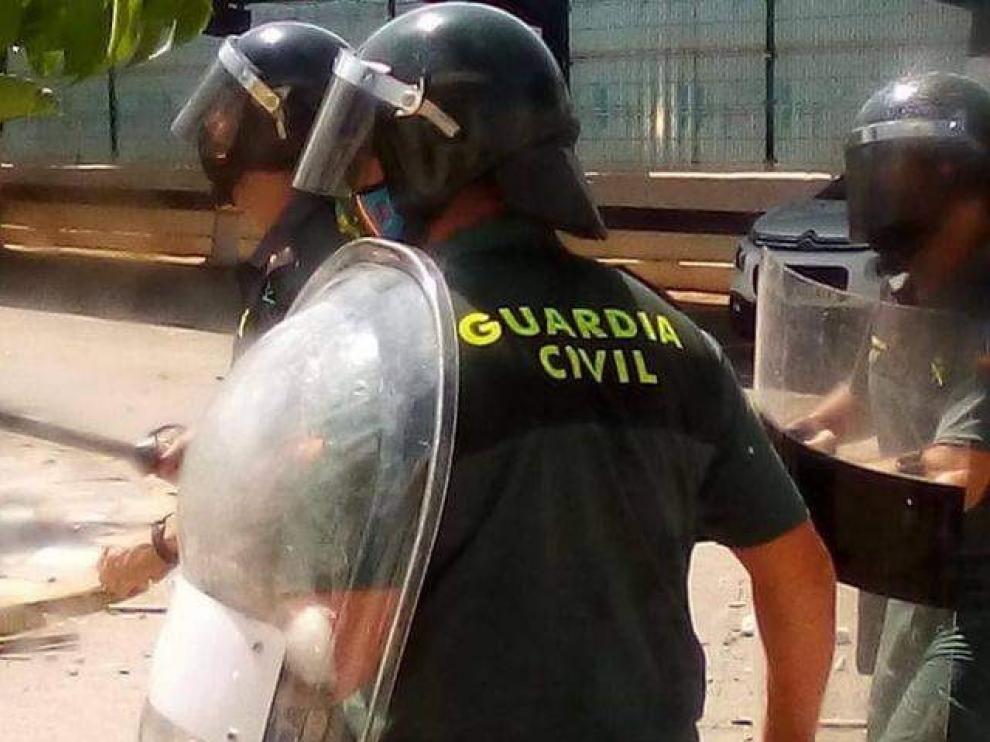 Agentes de la Guardia Civil en un intento de motín en el CETI de Melilla, este miércoles.