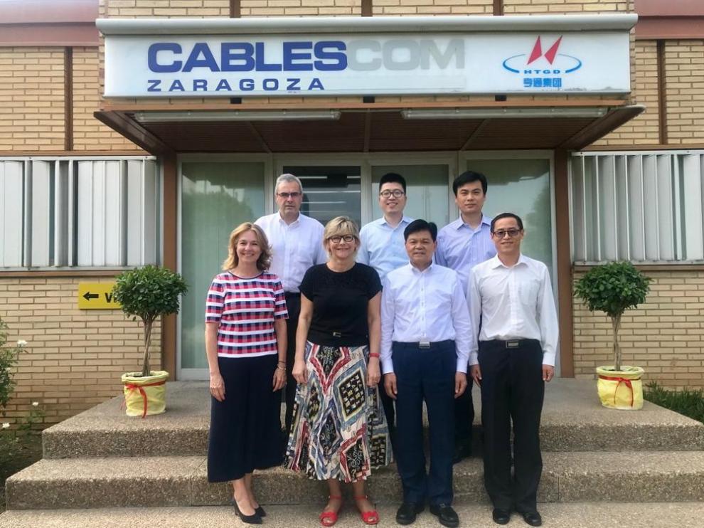 Imagen de julio de 2019. En el centro, Verónica Iliescu, directora general de Cablescom, junto al fundador y presidente del Grupo Hengtong, Cui Genliang, con parte del equipo directivo de ambas compañías.