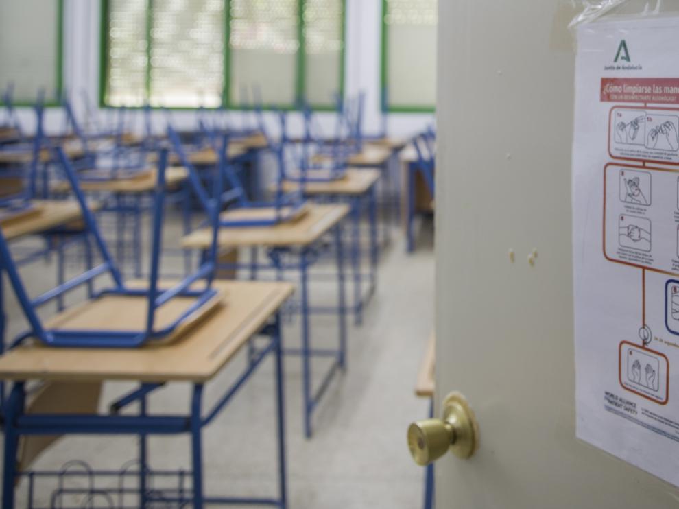 El Instituto Carlos Haya en Sevilla adopta medidas de seguridad ante el nuevo curso escolar, este miércoles.
