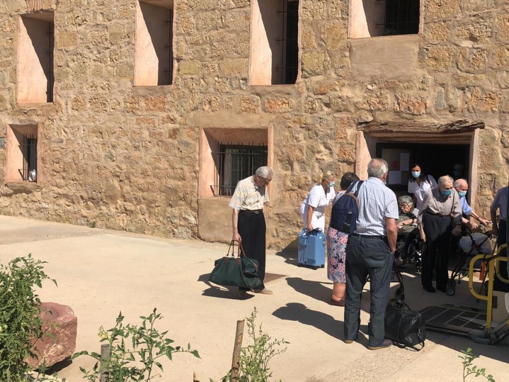 Los residentes de Burbáguena trasladados a Gea se suben al vehículo que los devolverá a la residencia de origen.