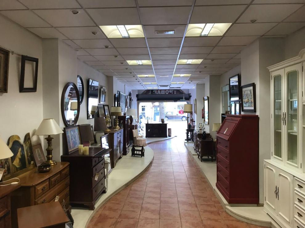 Interior de la tienda de muebles de Cáritas en Huesca.